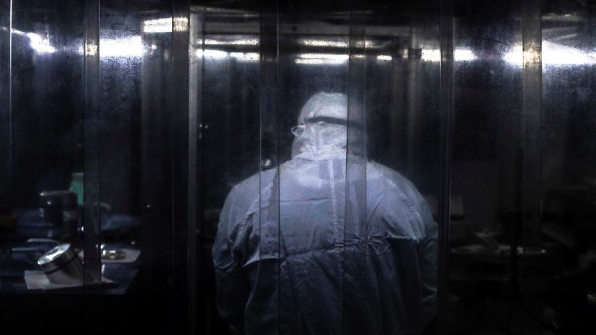 Imagen de las pruebas a la que fue sometido el plástico que acaba con el coronavirus en minutos.