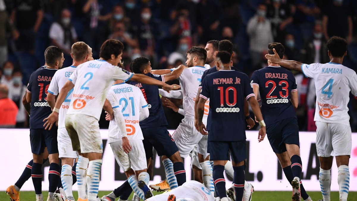 Los jugadores, tanto del PSG como del Marsella, protagonizaron el domingo pasado varios actos que ensombrecieron la victoria del segundo equipo.