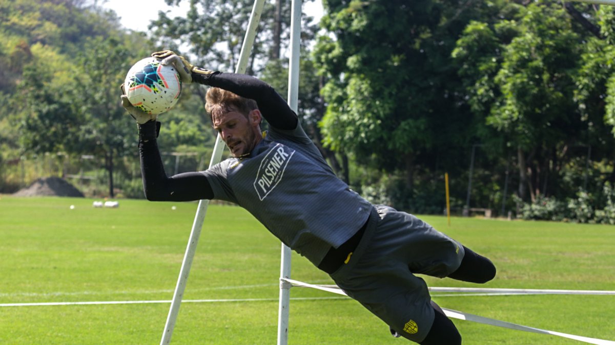 Javier Burrai, golero de Barcelona, jugará como titular ante el Junior de Barranquilla.