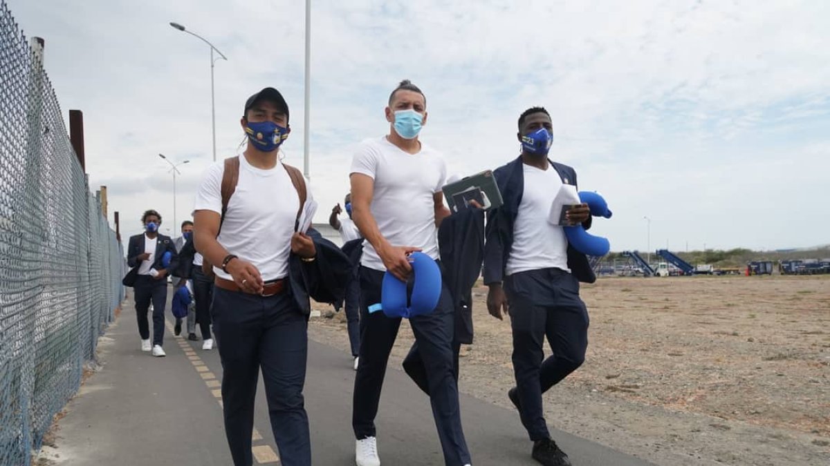 Carlos Garcés (c) antes de tomar el vuelo que lo llevaría a Argentina con el resto de la plantilla cetácea.