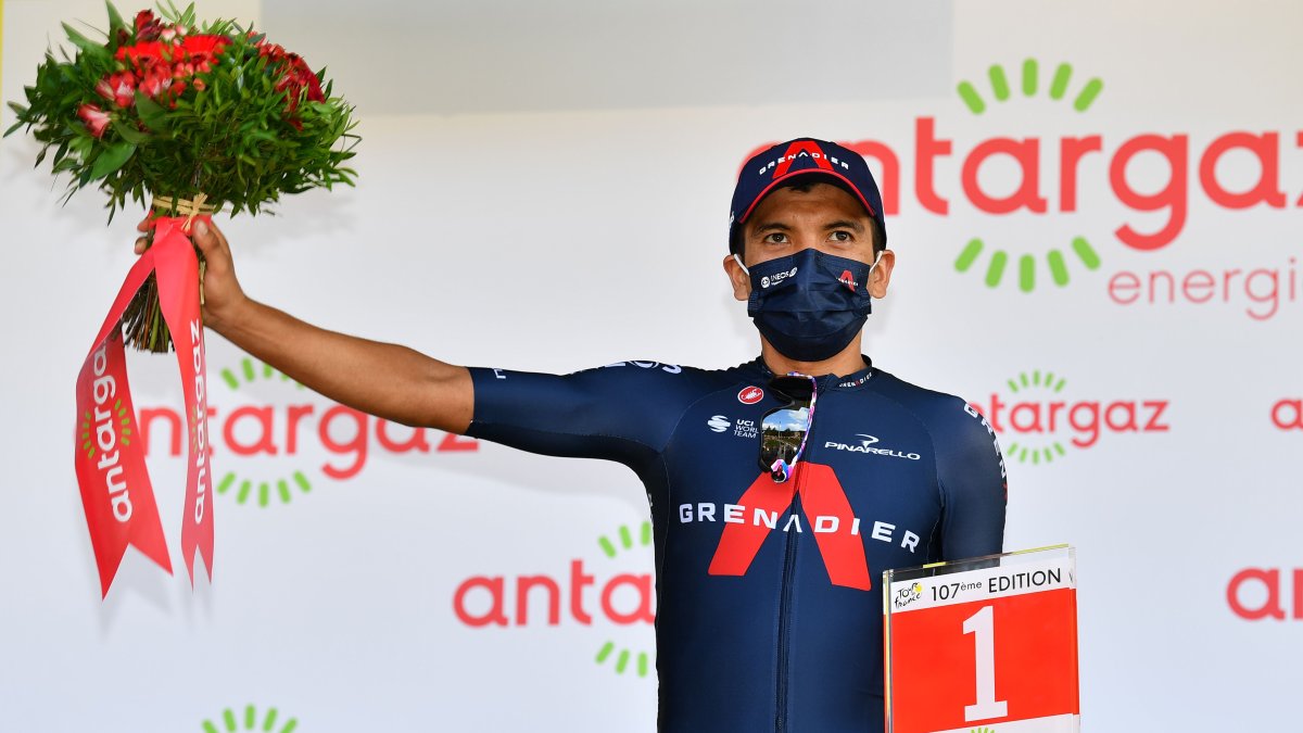 Carapaz en el podio de la etapa 16 del Tour de Francia con el premio a la combatividad.