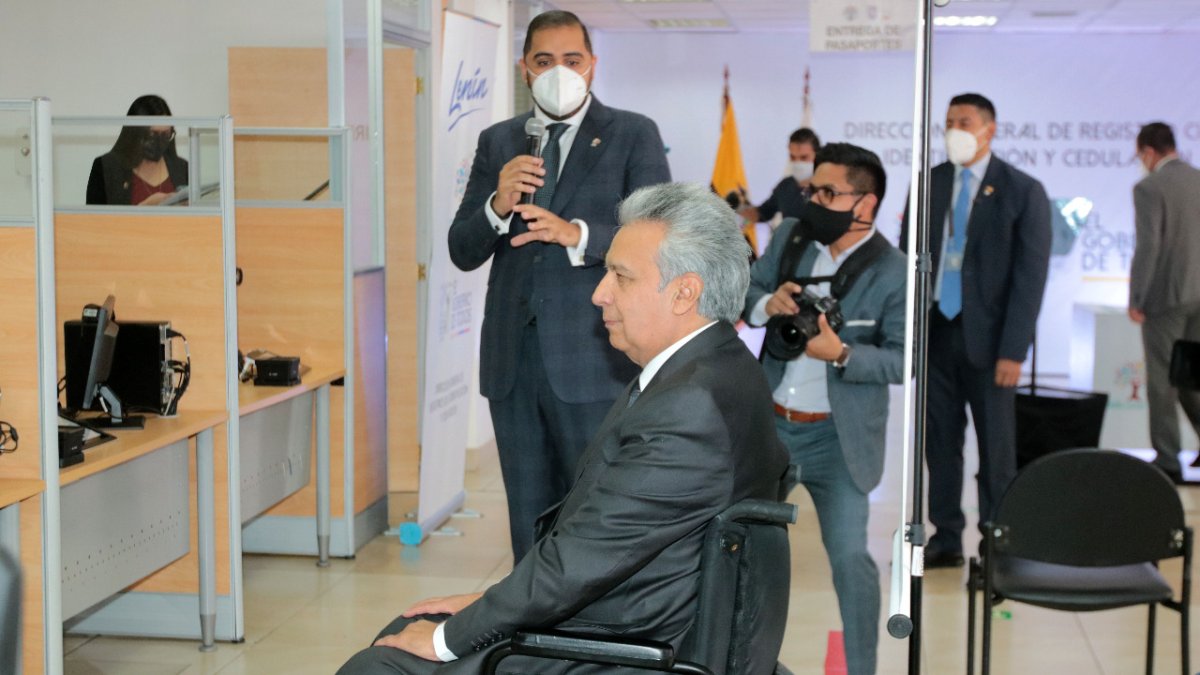 El 14 de septiembre, Vicente Taiano explicaba al presidente Lenín Moreno el mecanismo para la entrega del pasaporte electrónico.