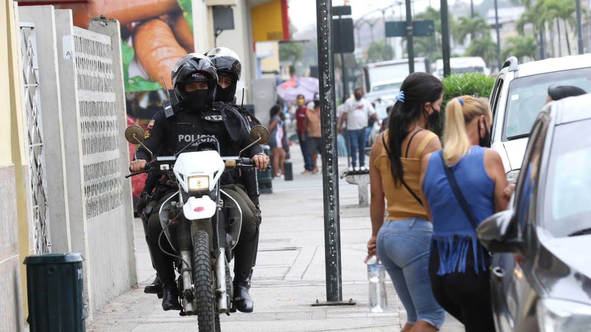 Trabajadoras sexuales se instalan a lo largo de la calle 17 a diario, pese a los controles.