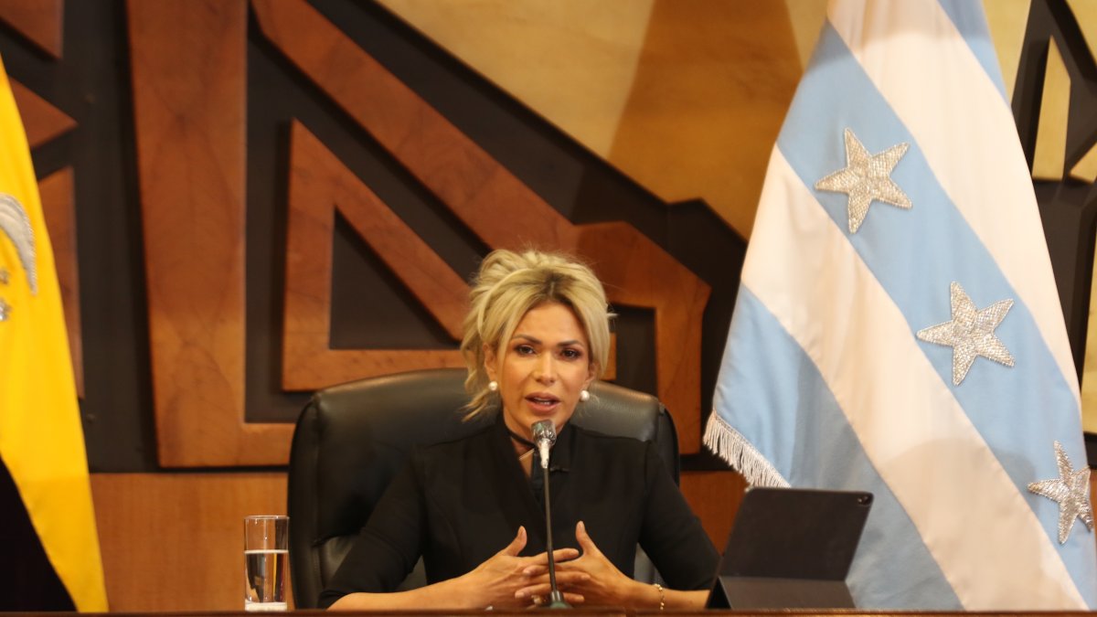 La prefecta del Guayas, Susana González, durante la rueda de prensa.