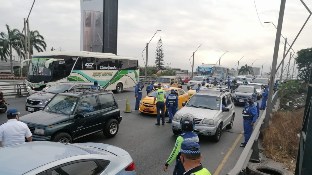 Hasta el momento, no se ha permitido el ingreso a Guayaquill de más de 30 conductores.