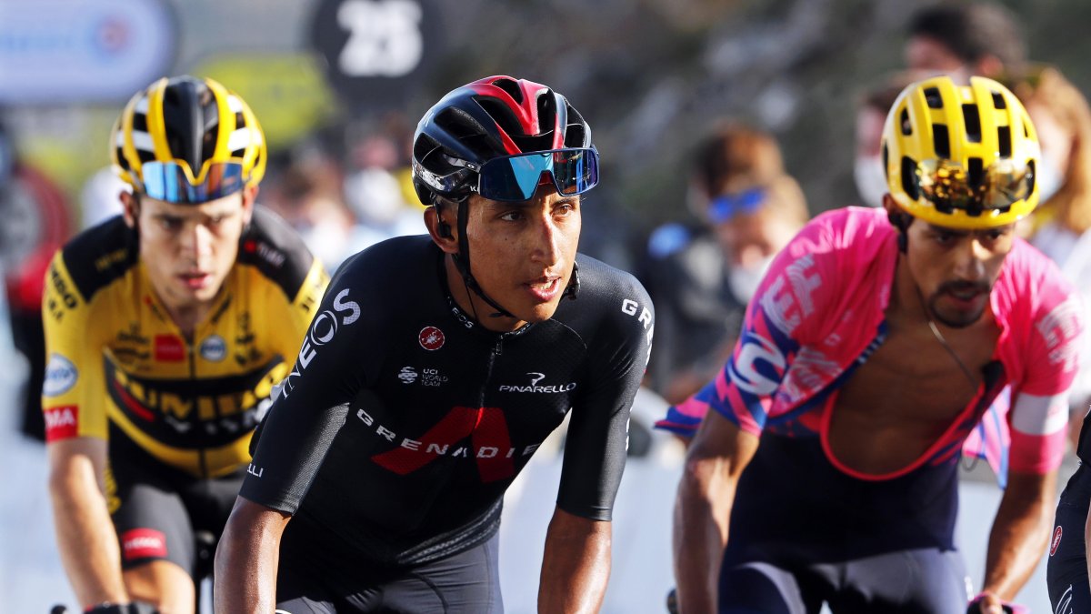 El ciclista colombiano de 23 años (c) acusó dolores de espalada y de piernas para dejar el Tour de Francia 2020.