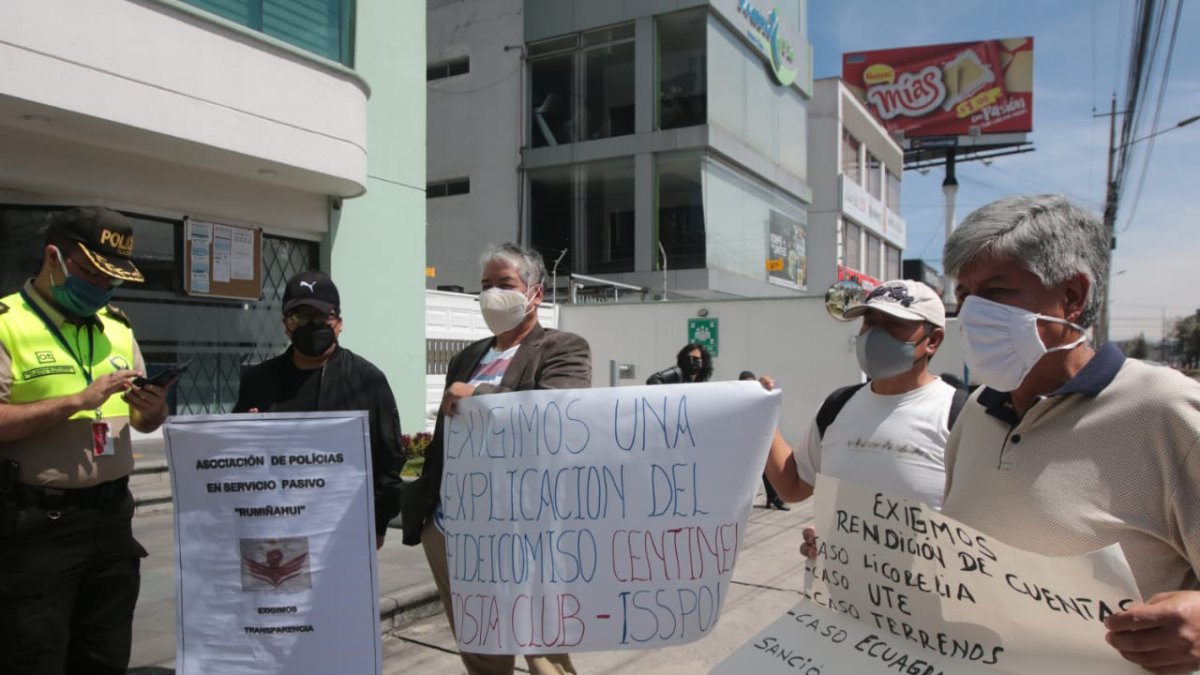 Una veintena de pensionistas del Isspol hizo un plantón en los exteriores de la entidad en contra de las inversiones efectuadas por sus autoridades.