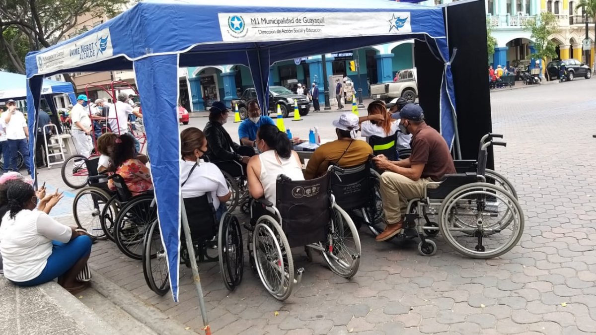Miembros de Asopléjica llegaron al lugar para hacer visibles a las personas de movilidad reducida.