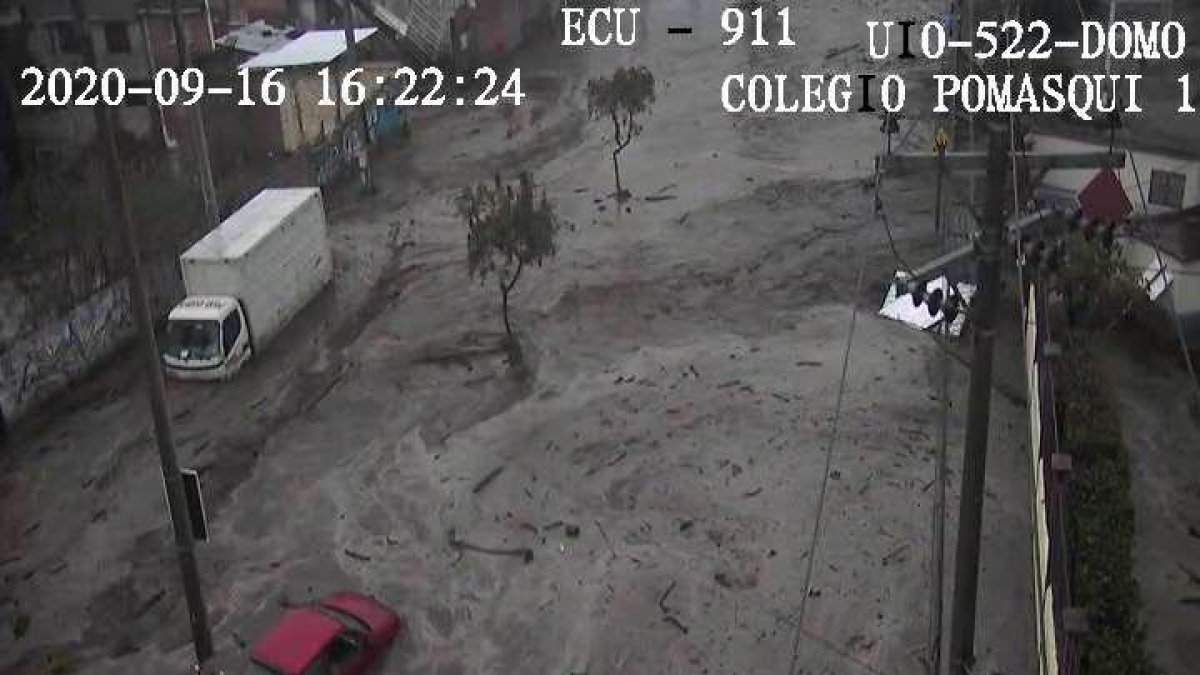 Desbordamiento de una quebrada en Pomasqui, noroccidente de Quito.