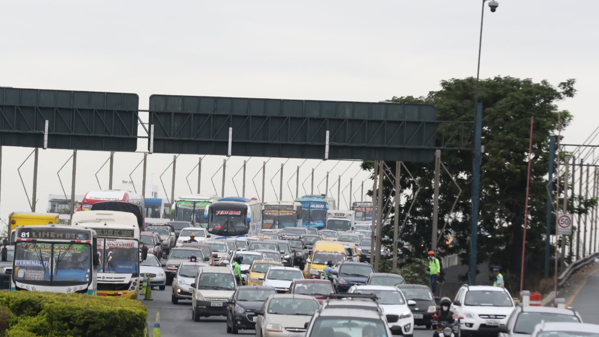 Congestión. Uno de los operativos se realizó en el puente de la Unidad Nacional.