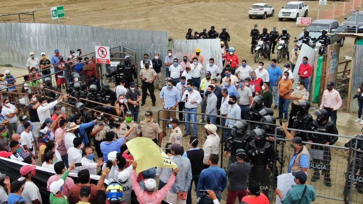 Reacción. El  9 de junio los habitantes de Pedernales pidieron a las autoridades que se cumpla con la obra.