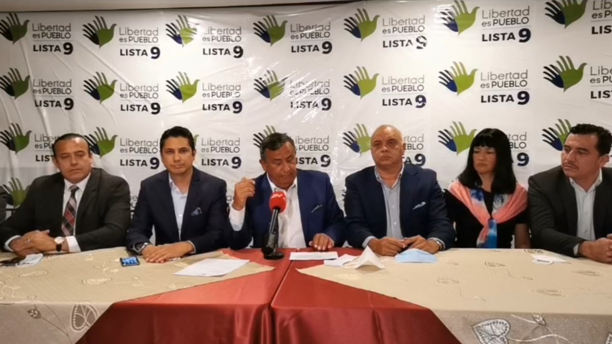 Gary Moreno (c) junto a dirigentes y precandidatos de la organización política en la rueda de prensa en Quito.