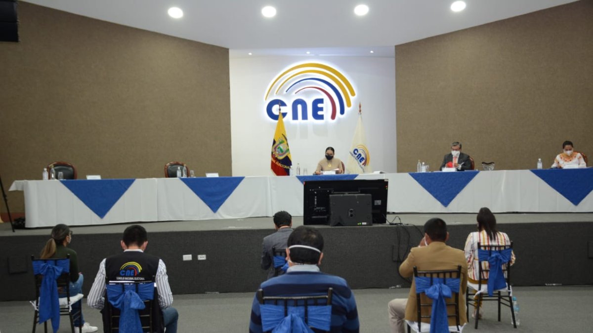 El pleno del CNE tuvo ayer su primera reunión presencial en seis meses. Acudieron tres de los cinco integrantes del organismo.