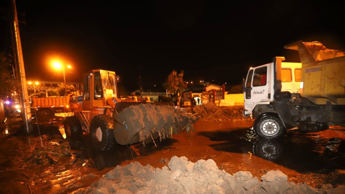 La remoción completa de escombros durará toda la noche para habilitar el paso. Lo mismo se hará al interior de los inmuebles inundados.