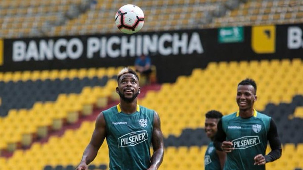 Anthony Bedoya, defensa de Barcelona, fue sancionado por la directiva del Ídolo.