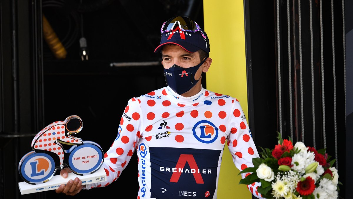 El ecuatoriano, Richard Carapaz, luce la malliot de puntos rojos al conquistar el liderazgo en la clasificación de Montaña.