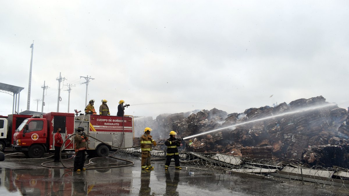 Hasta las 10:00, decenas de bomberos se encontraban aún en el lugar controlando el fuego.
