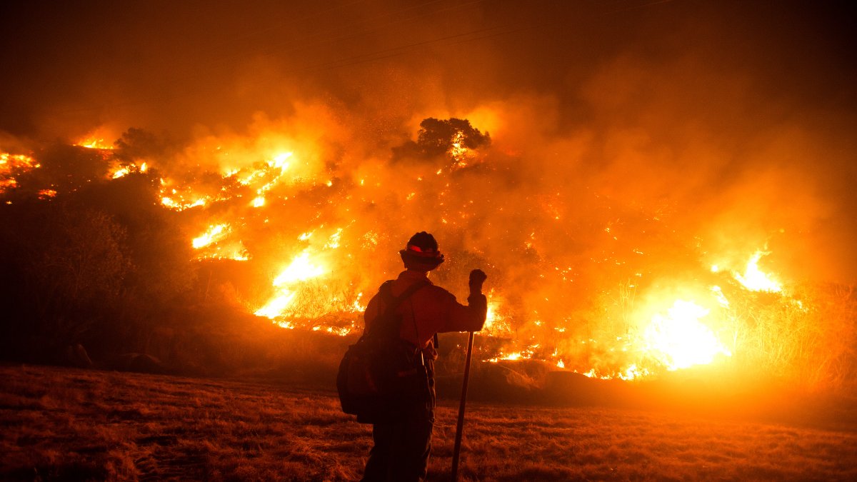  Un bombero trabaja cerca, el pasado martes, en la zona de Monrovia Canyon Park en Monrovia, California.)