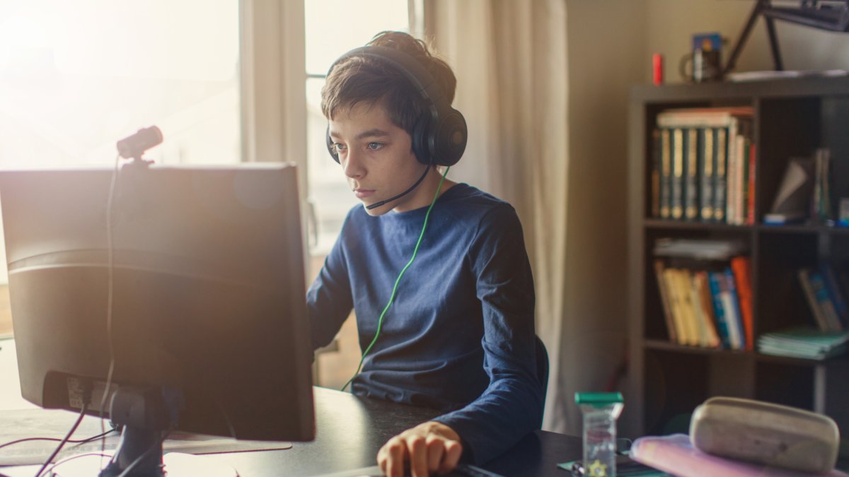 Pasar muchas horas frente a los dispositivos móviles puede ocasionar insomnio.