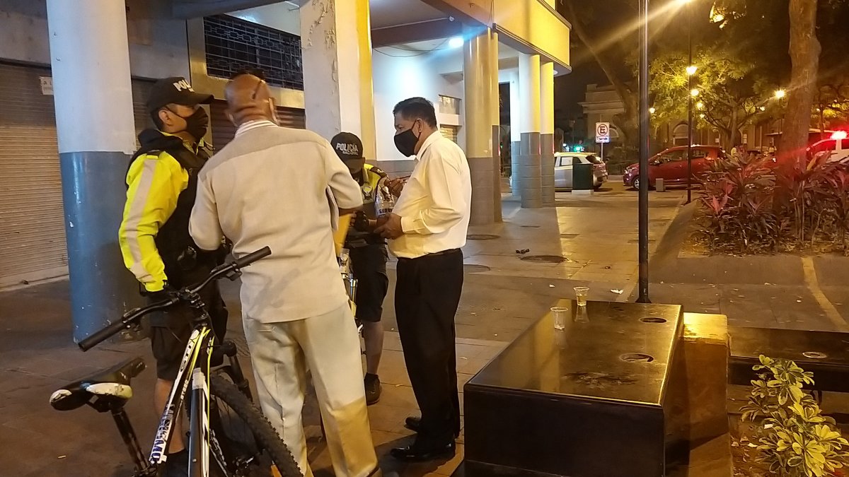 Policías intentan controlar a libadores de la vía pública, cerco del Parque Centenario.