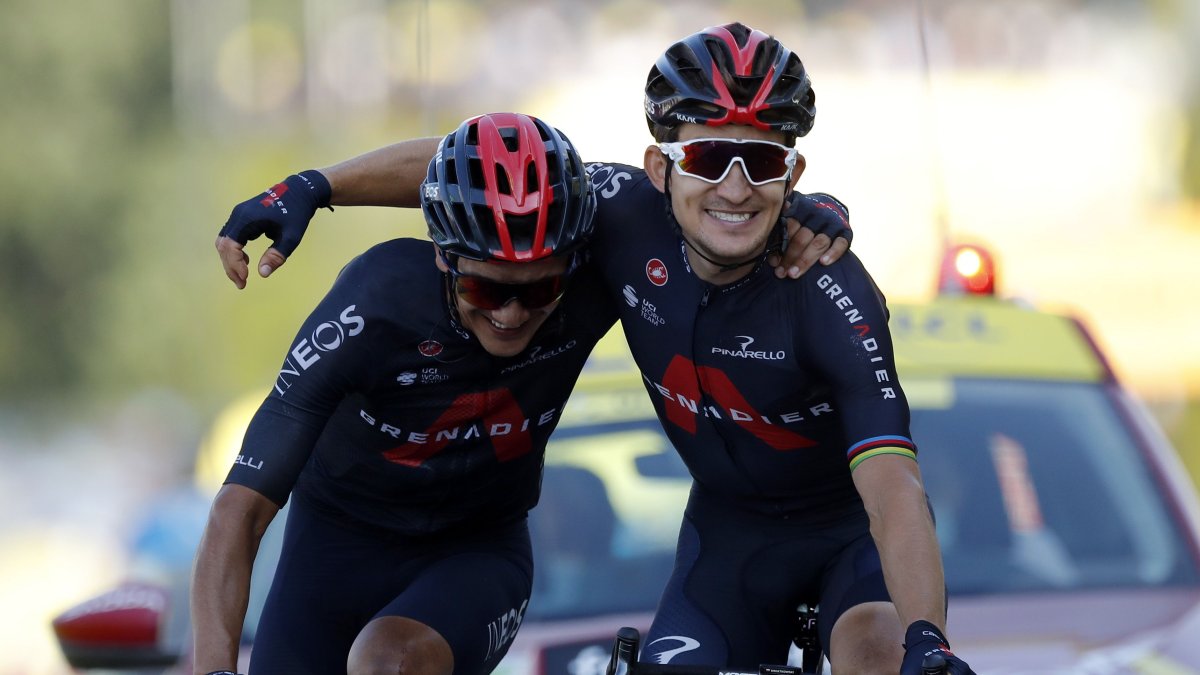 Michał Kwiatkowski, ganador de la etapa 18 del Tour de Francia, cruza la meta junto al ecuatoriano Richard Carapaz.