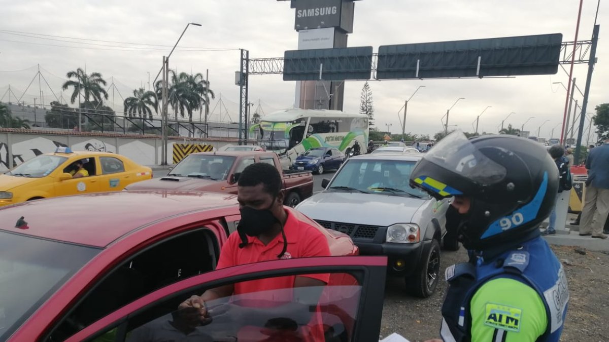 El operativo del miércoles dejó como saldo 105 citaciones, 15 vehículos retenidos y 105 salvoconductos retirados.