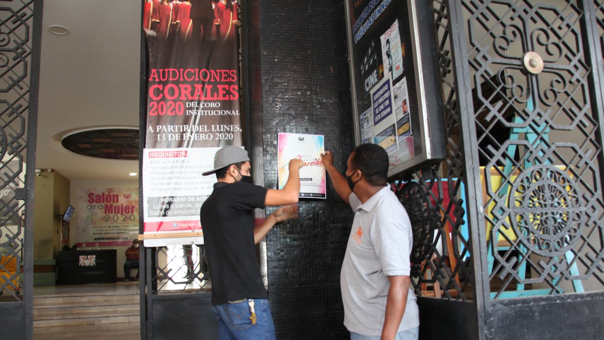 En la Casa de la Cultura se colocan los afiches para la difusión de sus salones de arte.