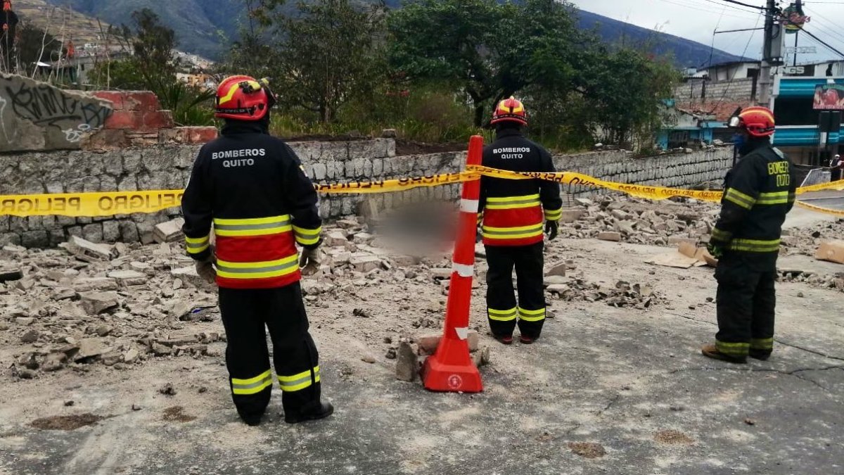 Los rescatistas dijeron que se indagará el motivo por el que se cayó el muro.