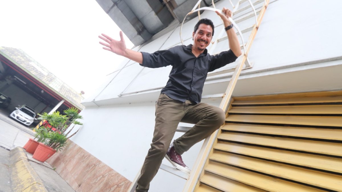 Ney Calderón está imparable, su tiempo se divide entre el teatro y la televisión.