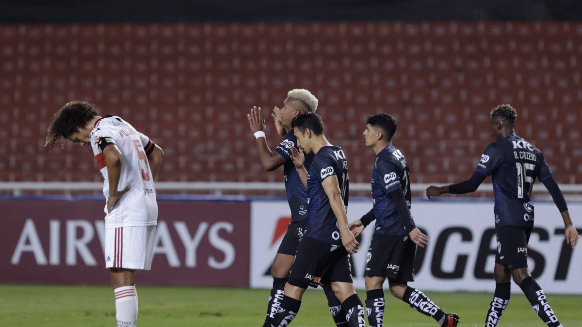 MIentras los Rayados del Valle celebran la goleada, Willian Arao luce desconsolado.
