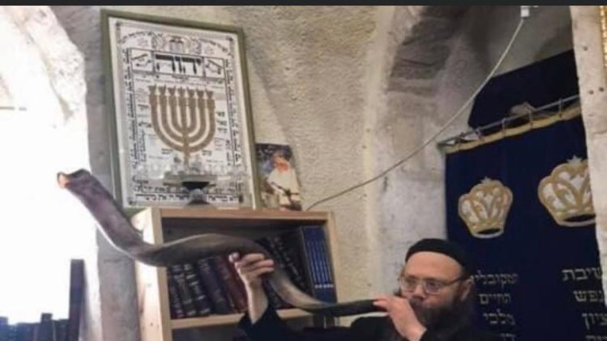 El Rabino Yaacov Sheaperd tocando el Shofar en la Yeshivá Diáspora de Israel.