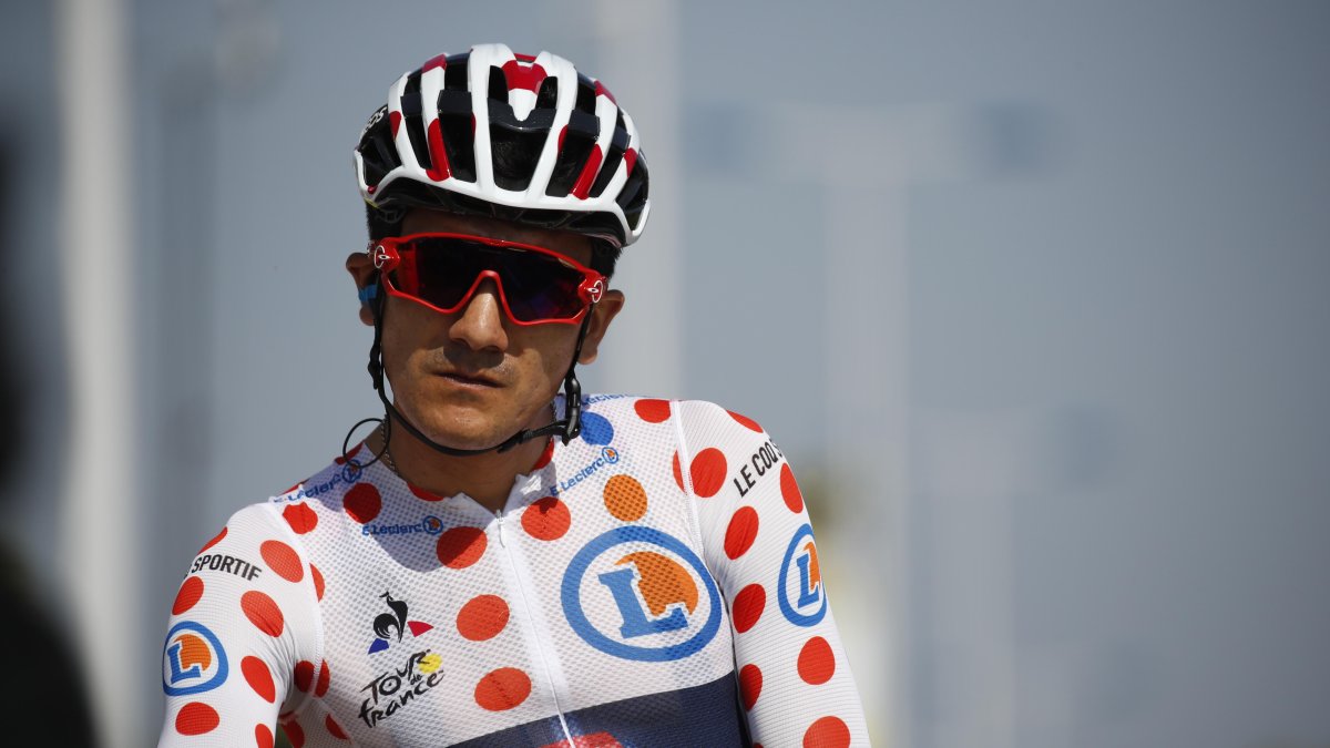 Richard Carapaz, ciclista ecuatoriano, con el maillot de las 'pepas rojas', que lo certifica como líder de la montaña.