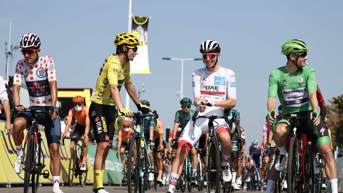 Richard Carapaz (izquierda) lidera la nómina ecuatoriana para el Mundial de Ciclismo. Por ahora todo depende de un fax