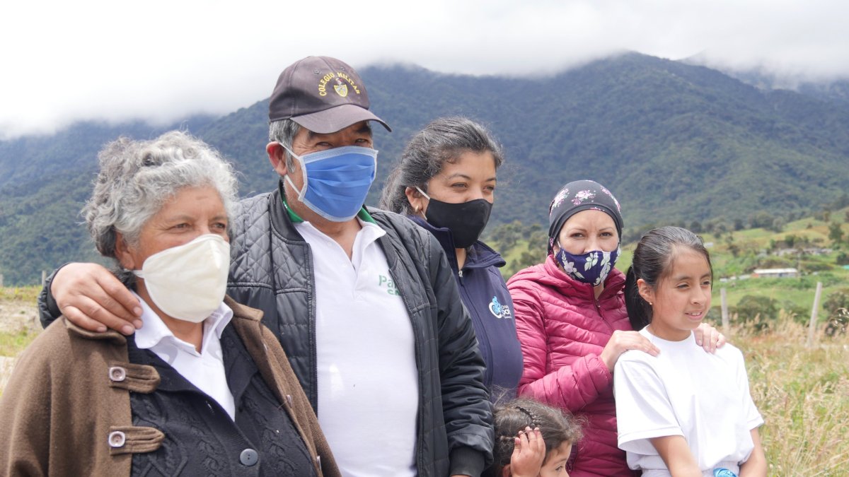 La familia de Richard Carapaz lo apoya desde su natal Carchi. Siempre salen a la calle para mirar los festejos