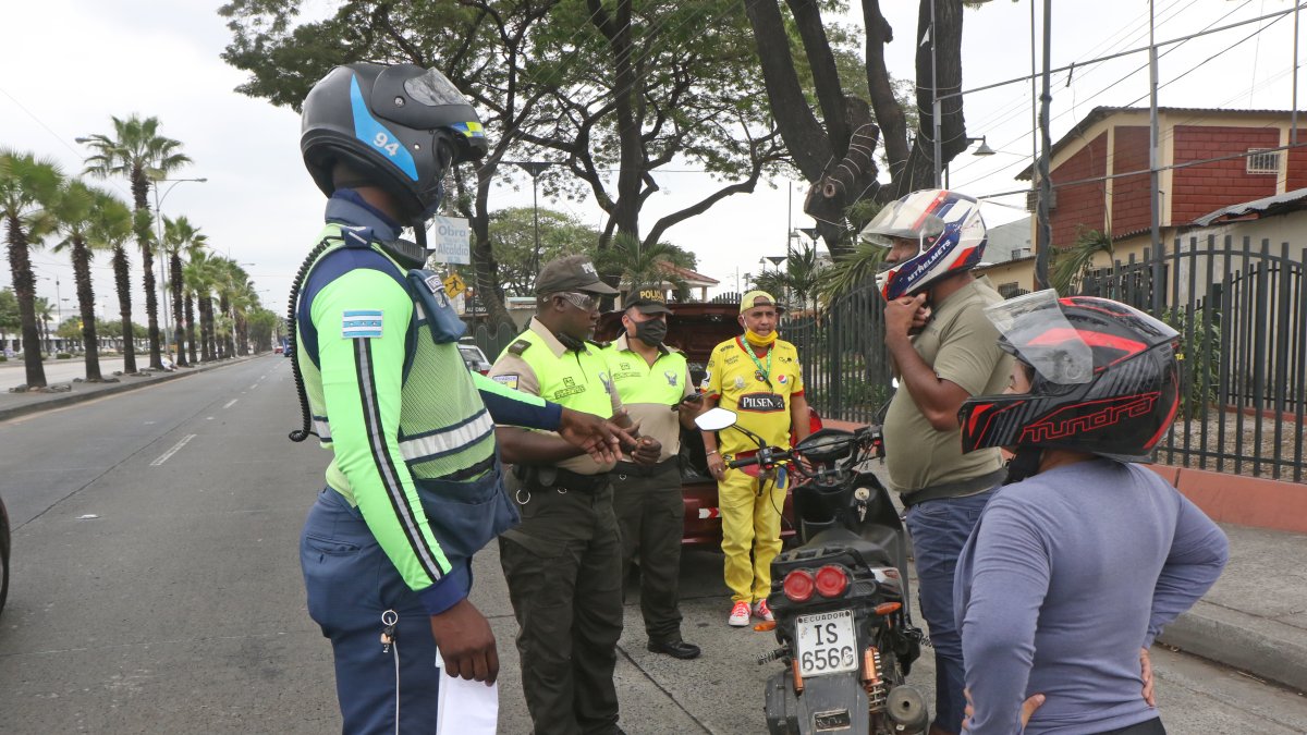 Controles. La ATM y la Policía abordan a una pareja que viaja en moto.