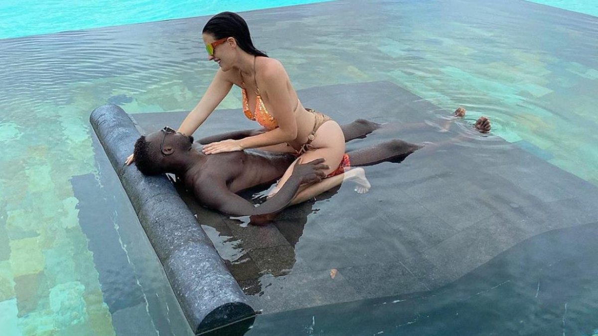 Felipe Caicedo en un momento de relax junto a María García, su esposa.