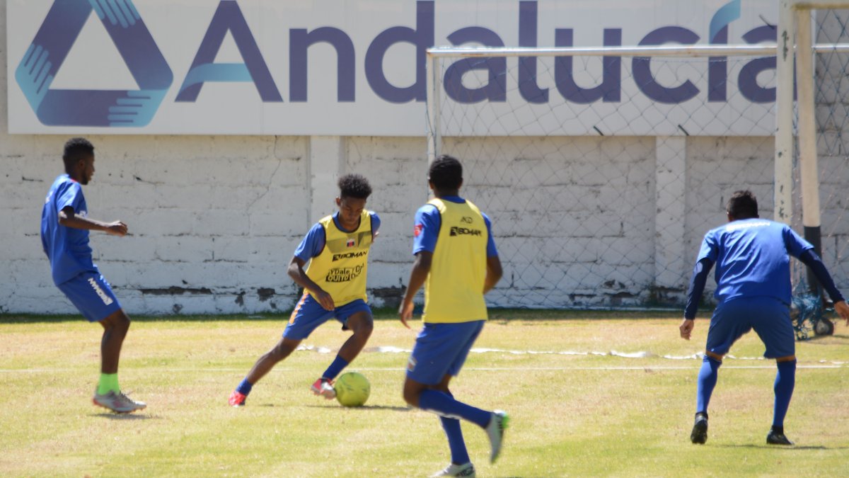 Los jugadores del Deportivo Quito trabajan en el complejo de Carcelén, esperando que se solucionen los problemas económicos