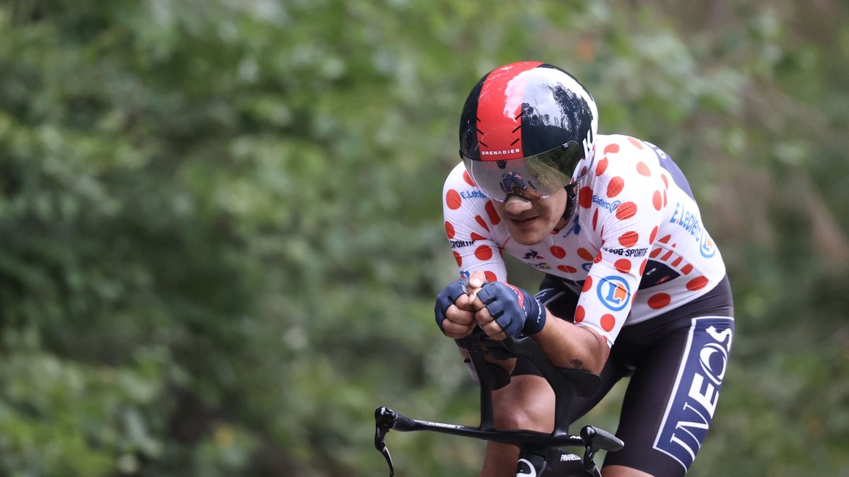 Richard Carapaz estuvo muy sólido durante la crono en el segmento que definía el primer lugar para los premios de montaña