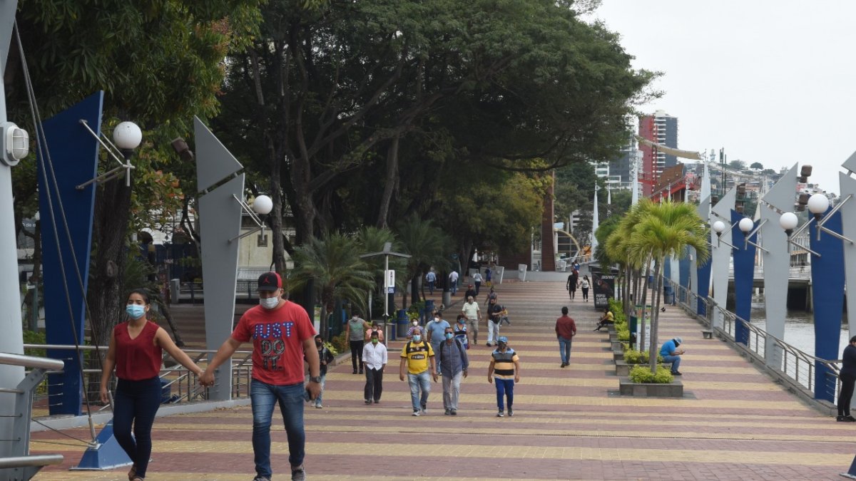 Como en todo espacio público, los usuarios del malecón deben usar mascarilla.
