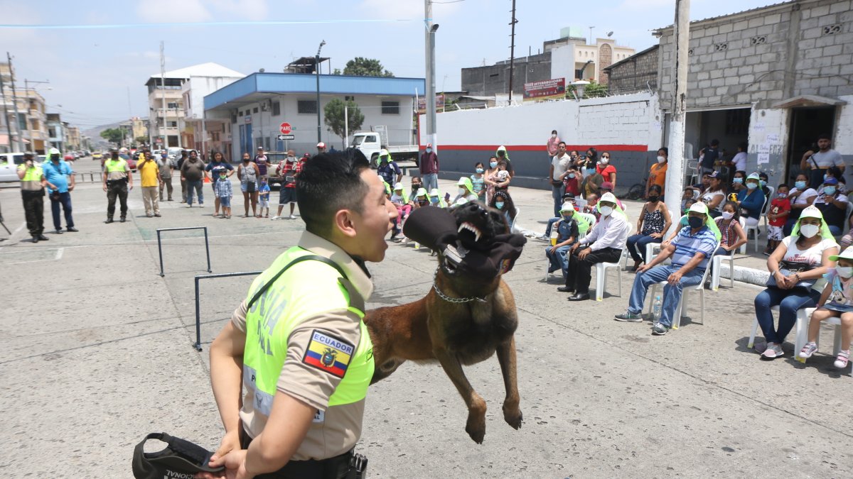 Los perros adiestrados de la Policía Nacional brindaron un espectáculo en el barrio Garay.