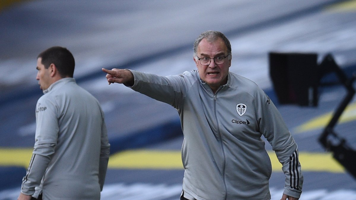 Marcelo Bielsa, estratega del Leeds United, da instrucciones a sus dirigidos en la victoria ante el Fulham.