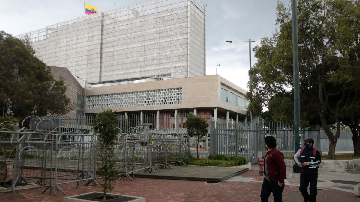 Sesiones. La sede de la Asamblea Nacional, en Quito, luce desolada desde marzo. Los asambleístas creen que se debe retomar actividades.