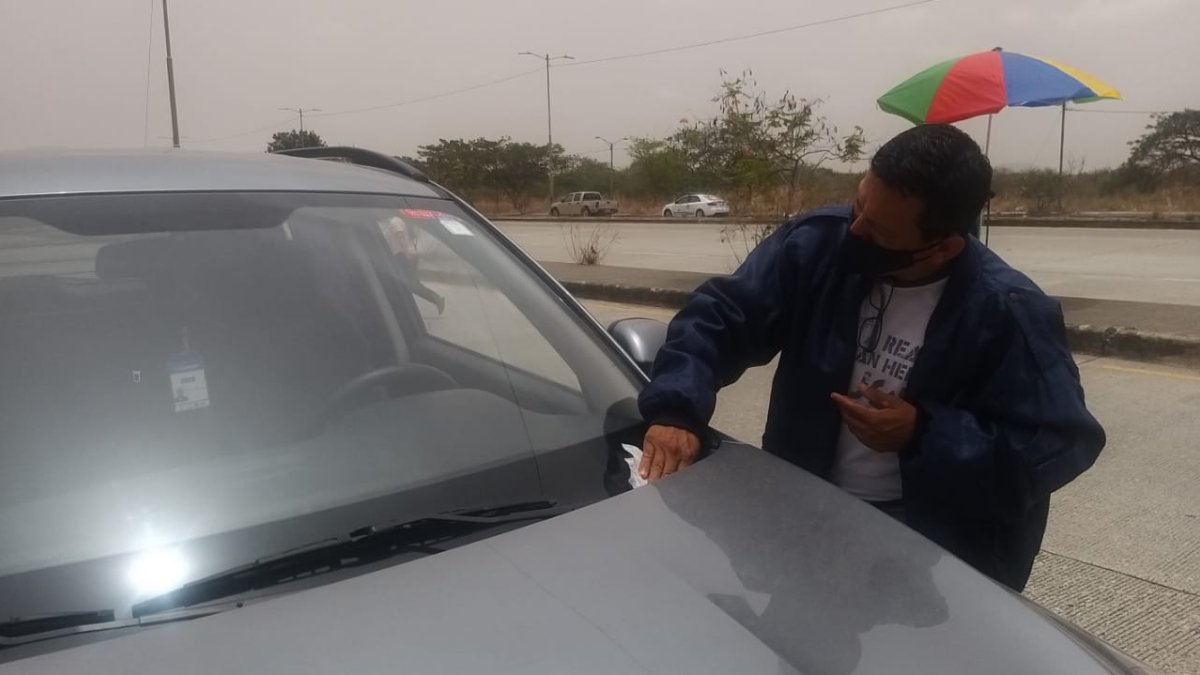 Al mediodía de este domingo, la ceniza del Sangay llegó a Guayaquil.