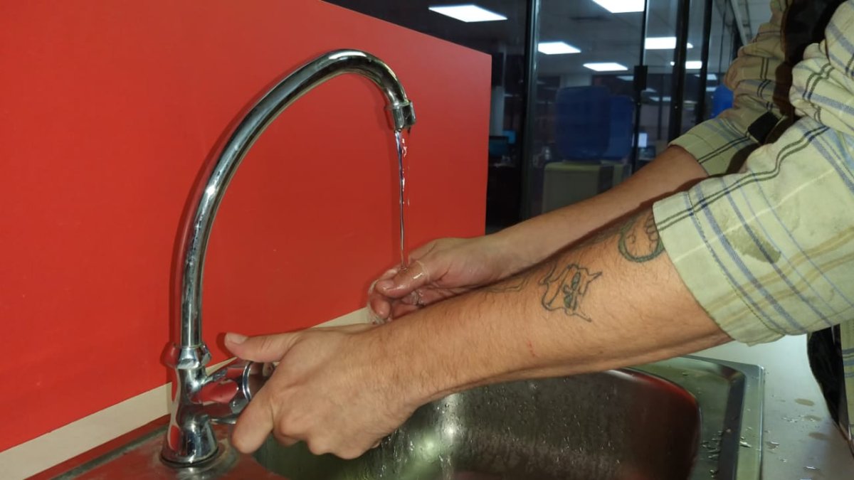 La potabilización del agua se realiza en espacios cerrados, confirma la entidad.