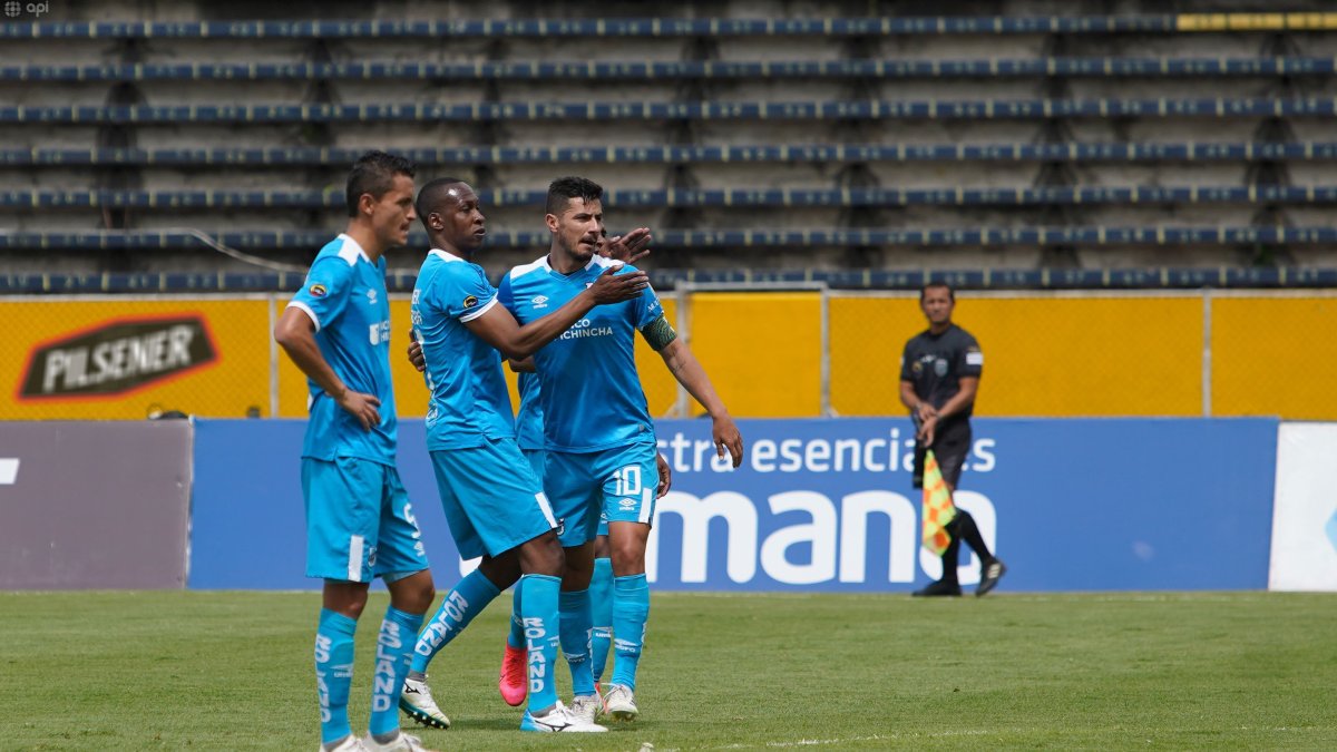 Los jugadores de Universidad Catolica celebran el gol de Facundo Martínez, que igualó el trámite.