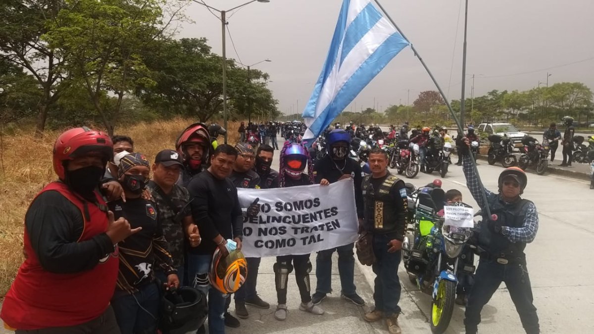 Motociclistas reunidos frente al Parque Samanes.