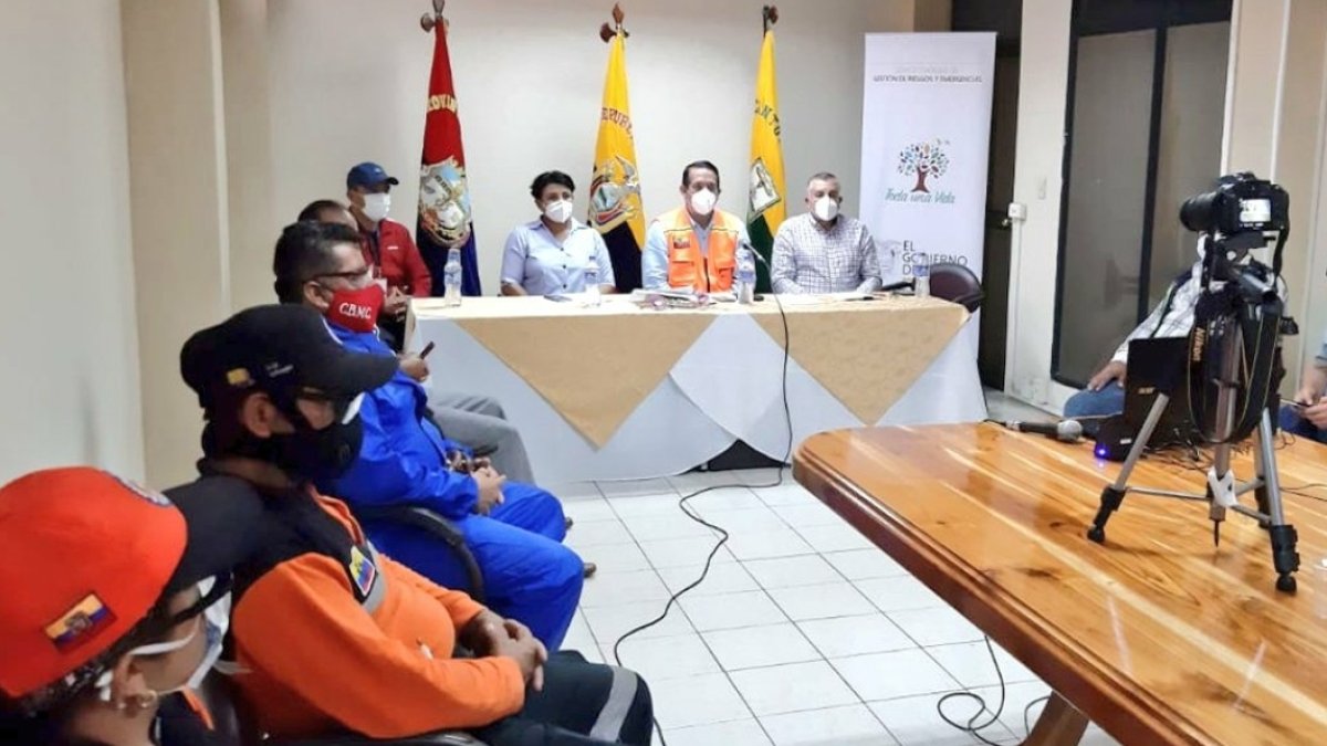 El director de Riesgo junto a las autoridades locales de Cumandá y Pallatanga en la provincia de Chimborazo.