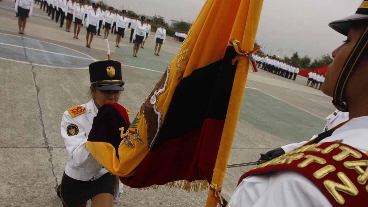 El acto cívico del juramento a la bandera, ahora no se lo podrá realizar de manera presencial en las unidades educativas.