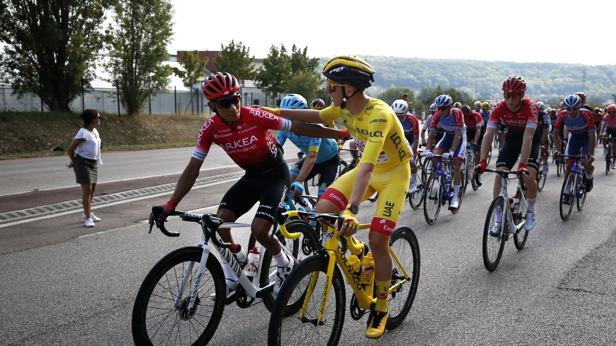 El equipo Arkéa-Samsic, que fue liderado por el colombiano Nairo Quintana (i) en el Tour de Francia, es investigado por sospecha de dopaje.