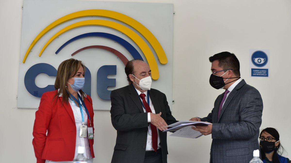 Gustavo Larrea se mostró escéptico de las encuestas que no le son favorables.